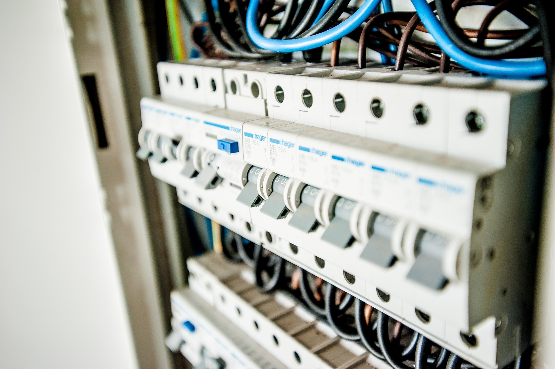 New electricity supplies will cost 9% less for home users and small businesses