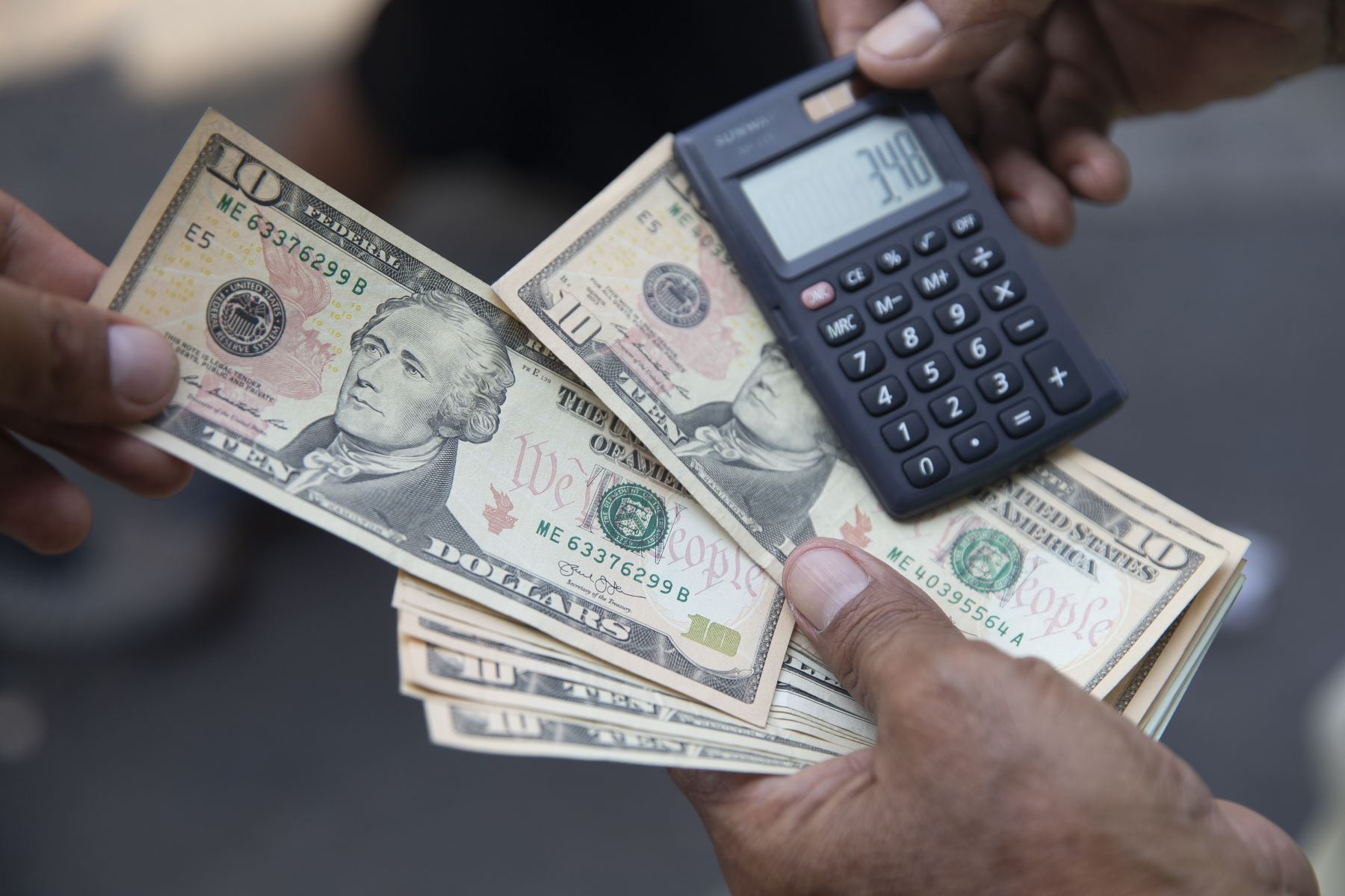 Price of the dollar closes week on the rise and rises to S / 3.5880
