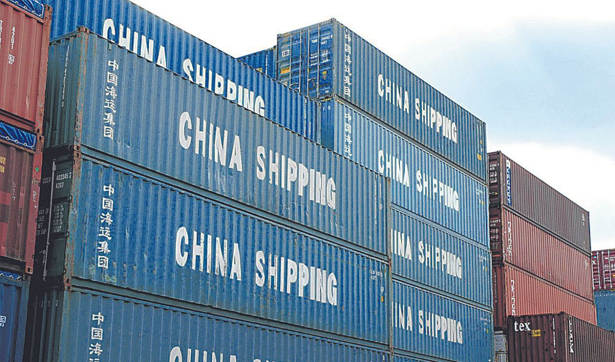 Chinese exports contracted by 13.6%