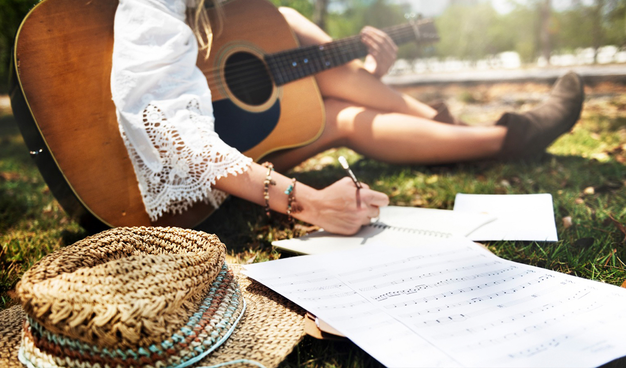 Copyright: what are the companies that must pay to broadcast movies, series and music?