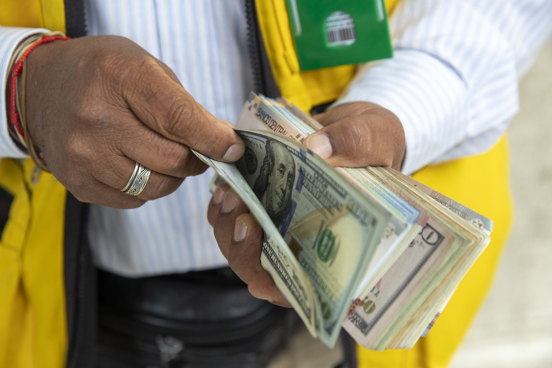 Exchange rate: dollar begins to drop at S / 3.7041 this Wednesday, August 16