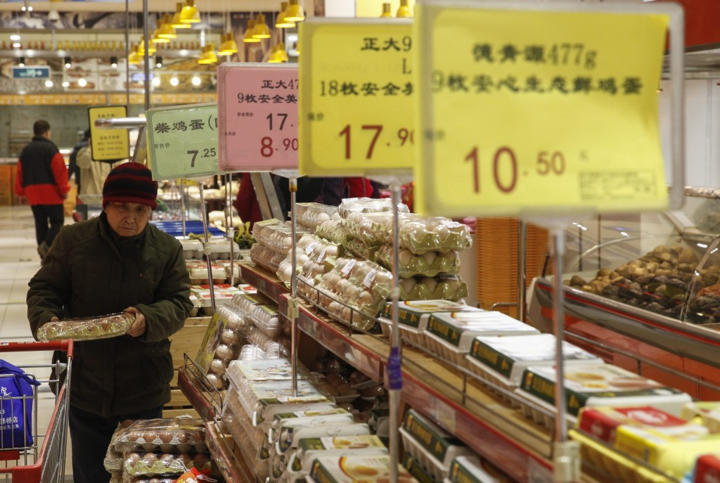China cuts key rate to stimulate sluggish economy
