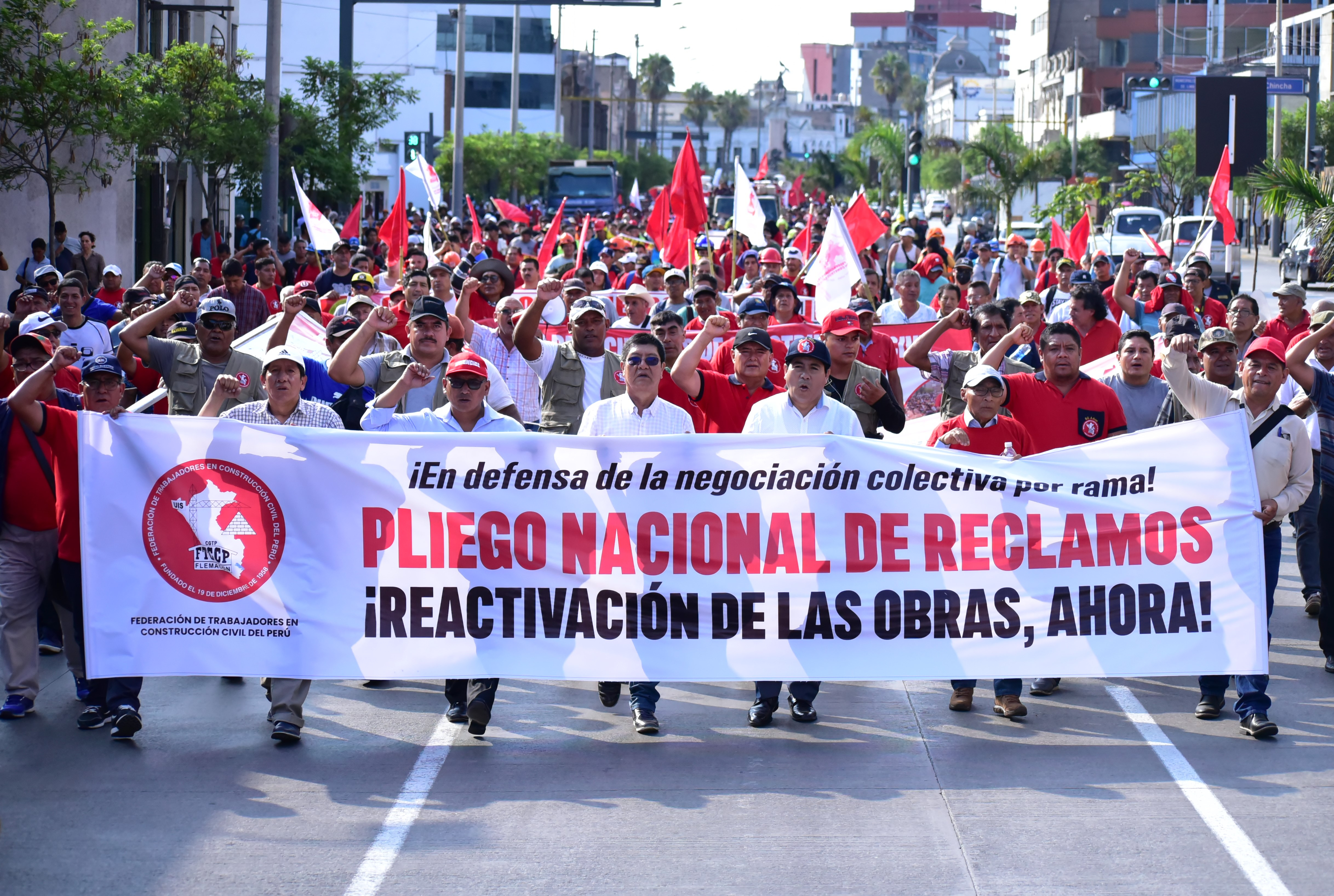 Civil construction workers demand improvement of working conditions and salary increase