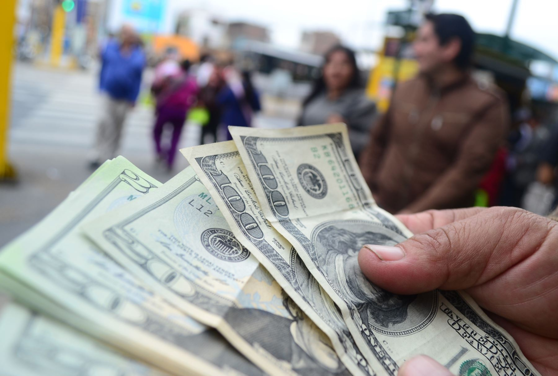 The price of the dollar closed without variation and was placed at S/3.6920 for the second day