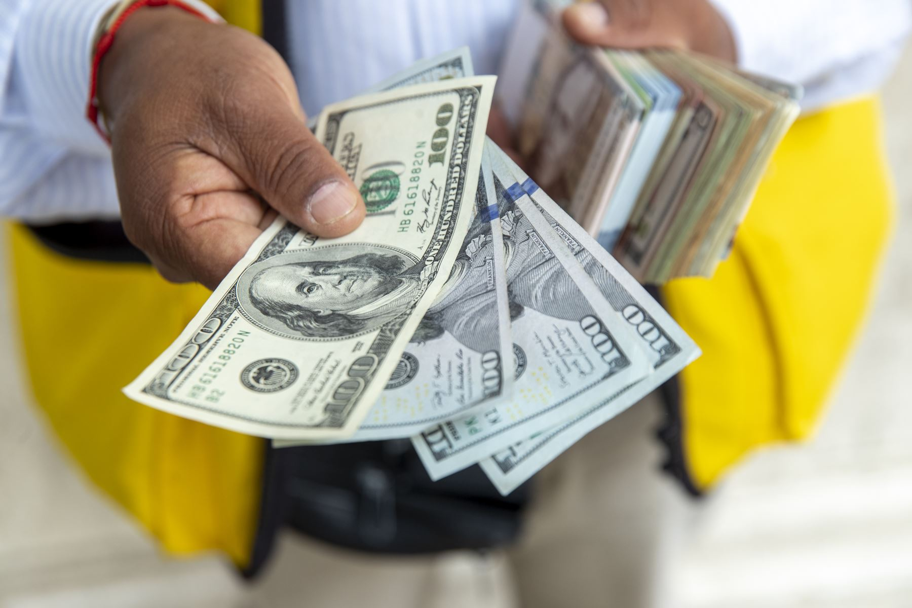 The price of the dollar closes with a slight rise and reaches S/3.6950 this Monday, August 28