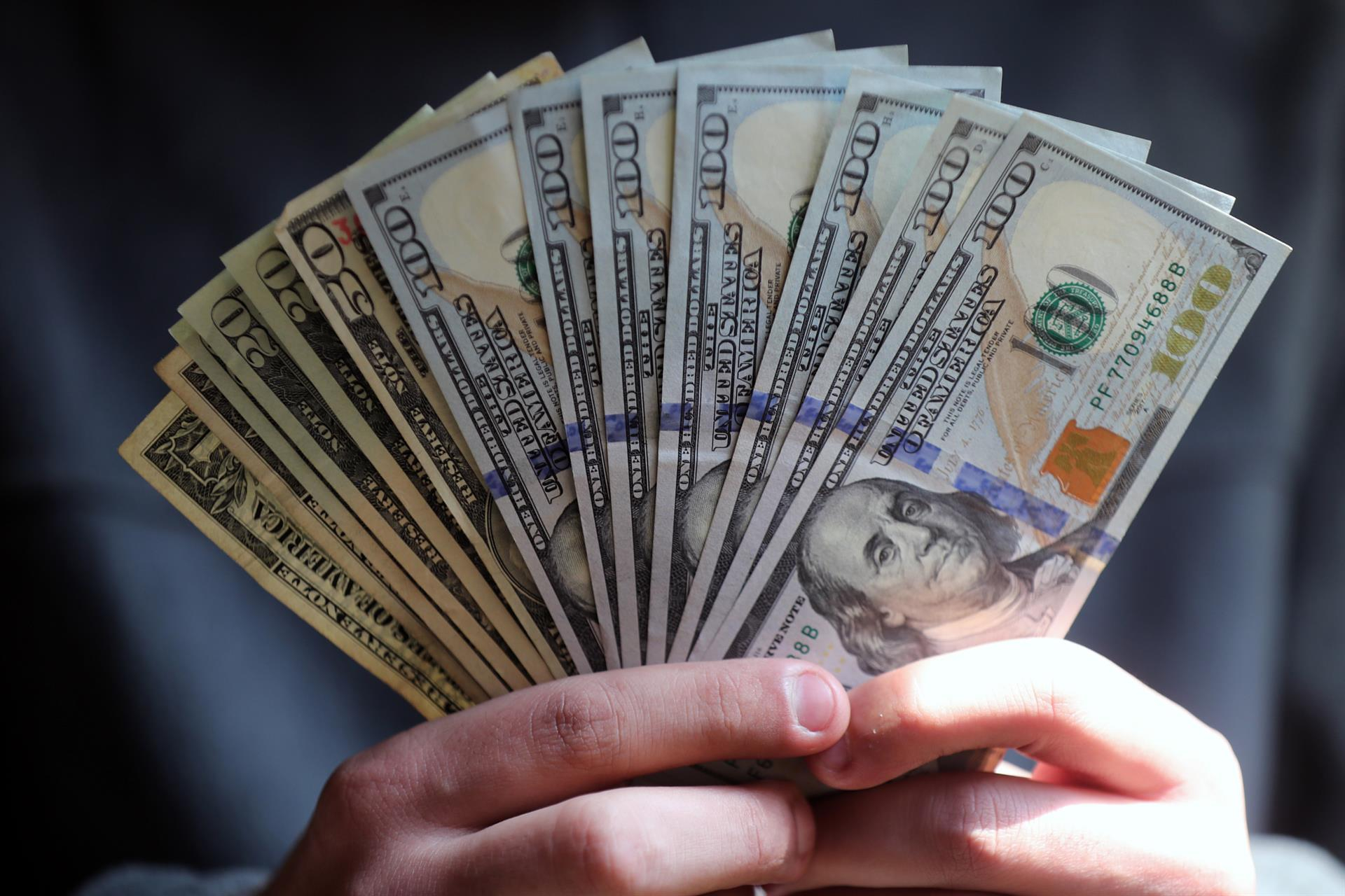 Dollar closes August with a rise and is trading at S/3.6910
