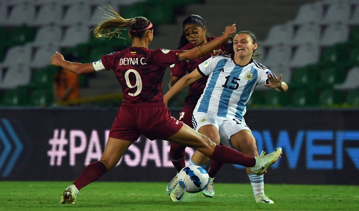 Deyna Castellanos, capitana de la Vinotinto, en un partido contra Argentina. Foto: AFP