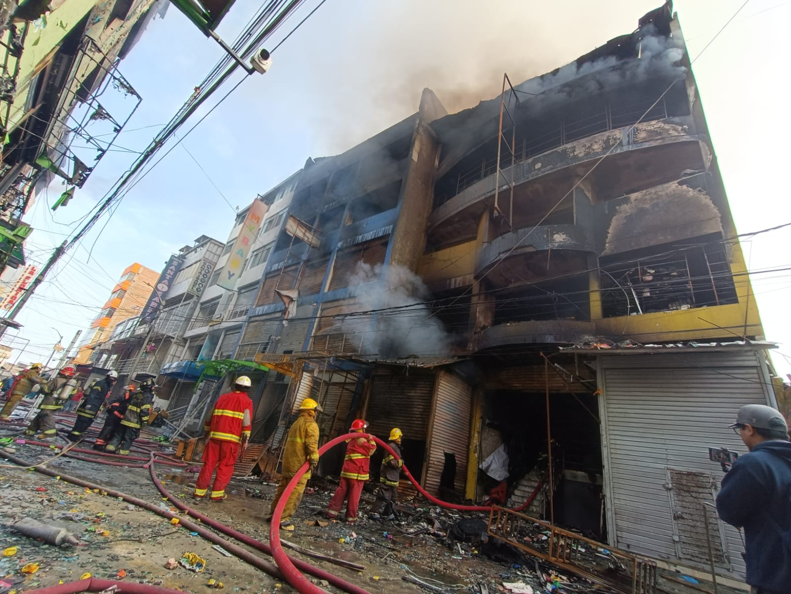 La Libertad: Incendio consumió 5 galerías de centro comercial