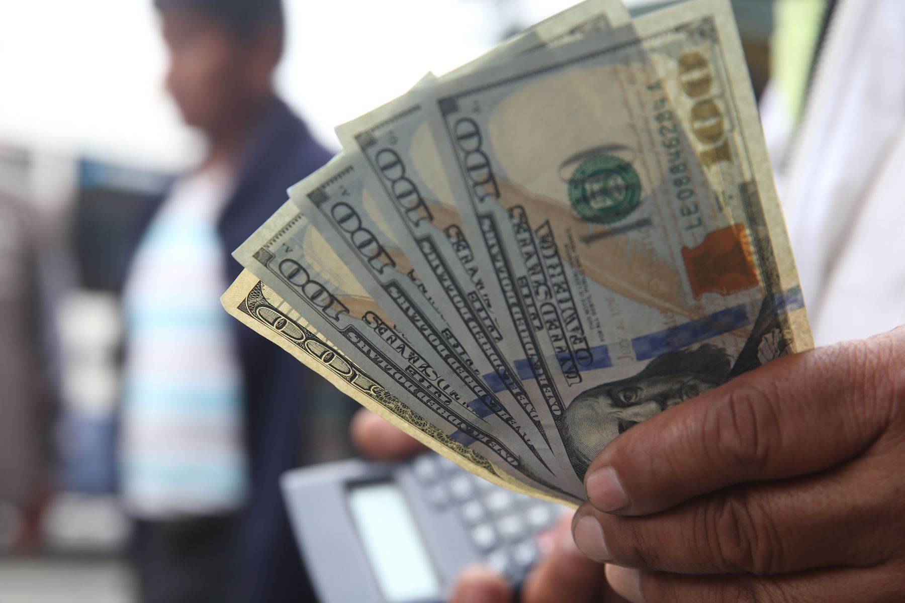 Dollar closes the week lower and is trading at S/3.7850, this Friday, September 29