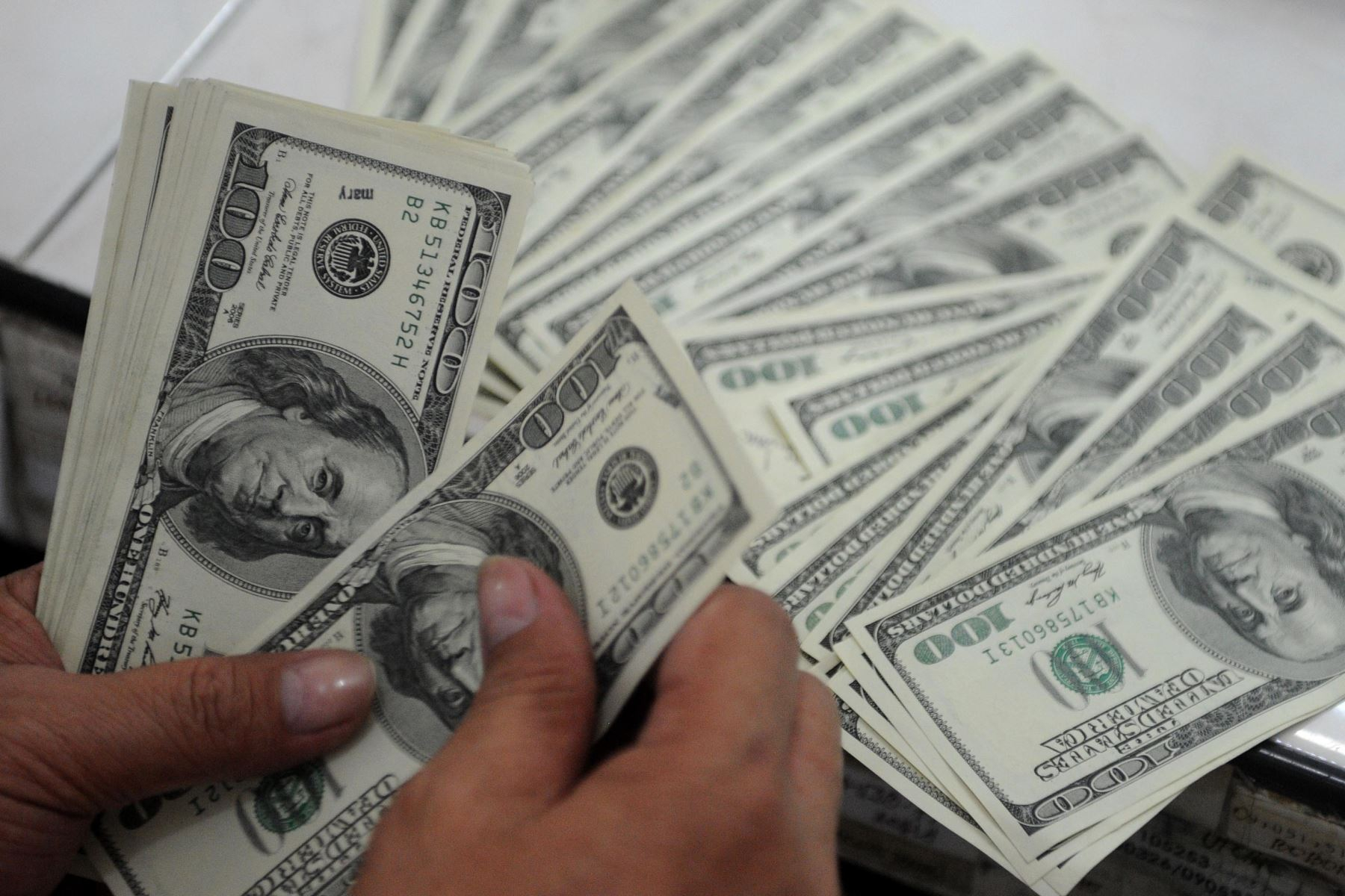 Exchange rate: dollar starts the week lower and stands at S/3.8270 this Monday, October 9