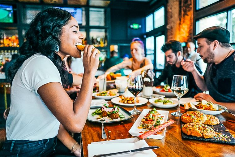 How to request a tax refund for expenses in restaurants and accommodation?