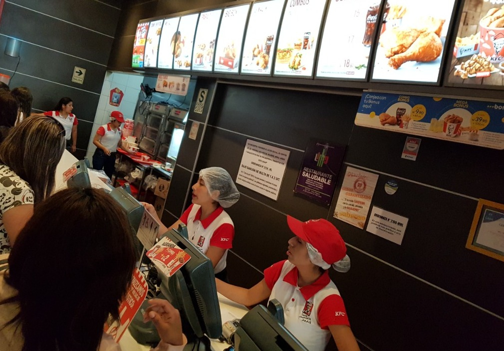 KFC will have to pay almost S/120,000 to charge its customers for bags