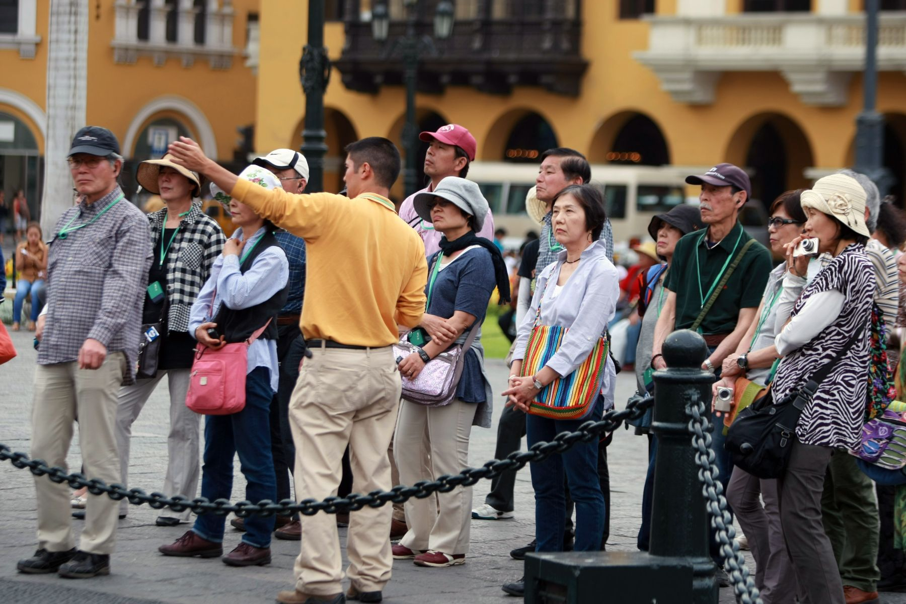 They approve the list of beneficiaries of the S/800 bonus for tourist guides