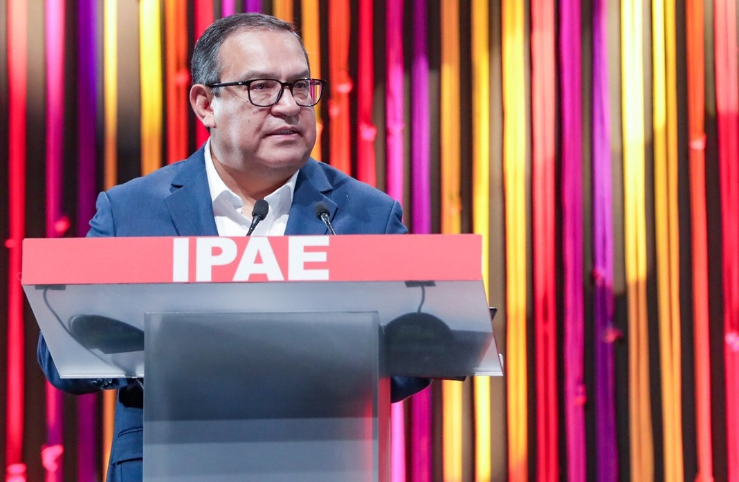 Otárola offers regulatory facilities and flexibility of procedures to CADE businessmen