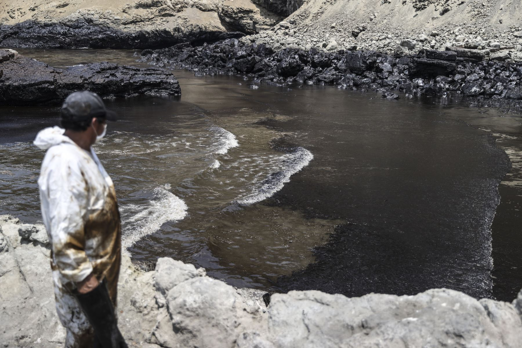 Repsol maintains that Ventanilla beaches are suitable for fishing, despite Imarpe stating the opposite