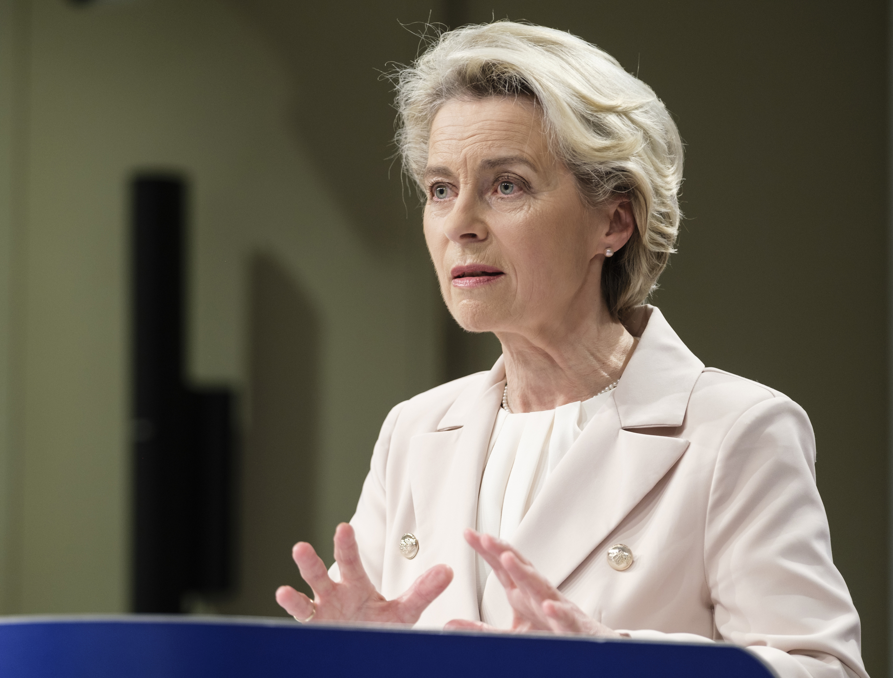European Union warns that it will not tolerate high imbalance in trade with China