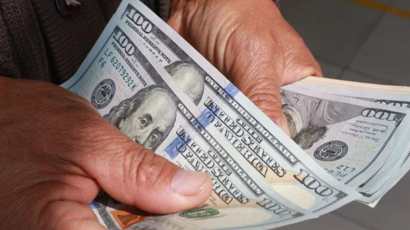 Dollar opens with a slight decline and is quoted at S/3.7038 this Tuesday, January 2