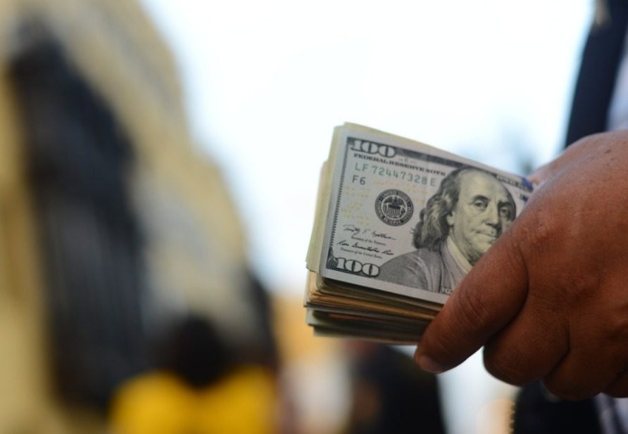 Dollar falls and is trading below S/3.80 this Monday, February 19