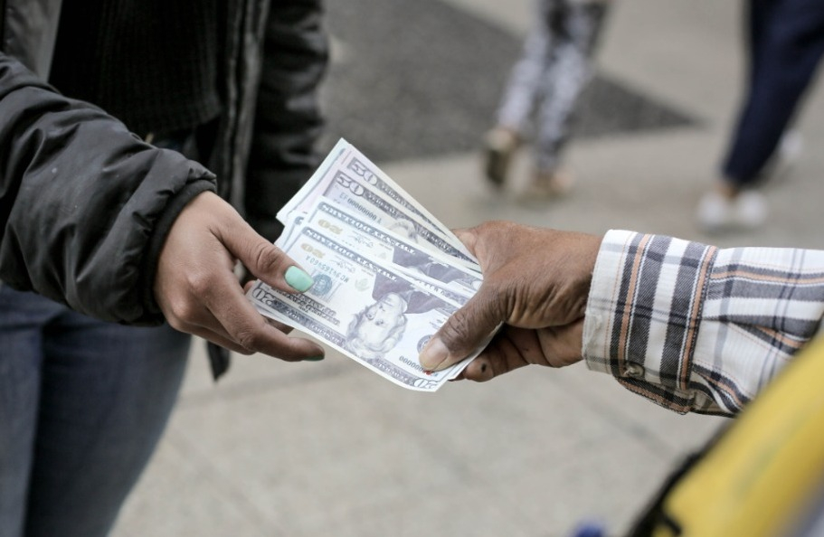 Dollar closes the day lower: how much is it trading at this Tuesday, February 27?