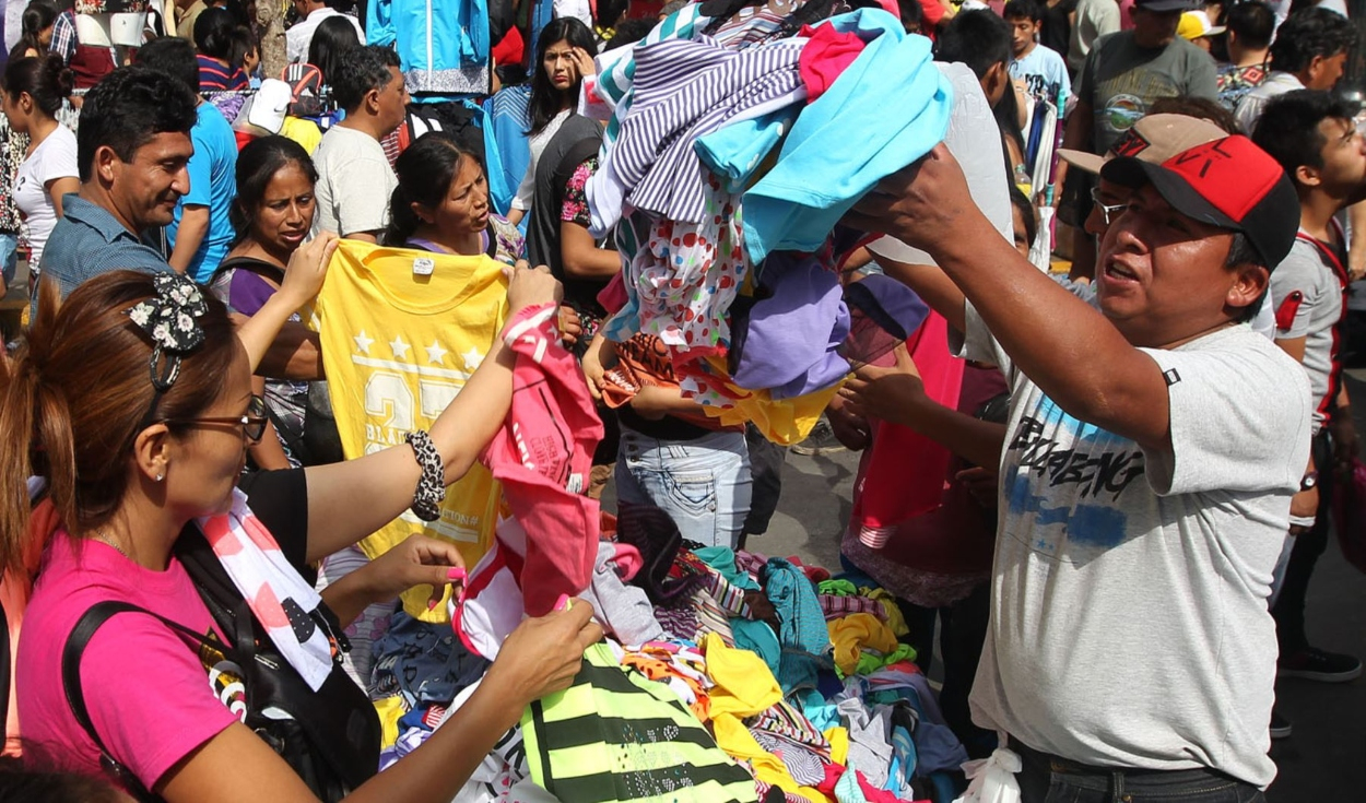 Gamarra businessmen auction off summer clothing with discounts of up to 80%