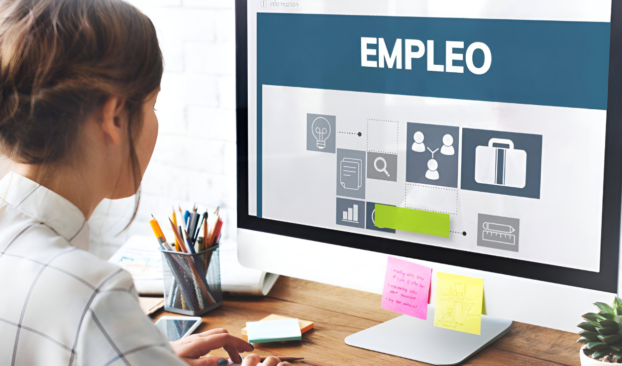 Why is it that 7 out of 10 Peruvians look for work during their current employment?