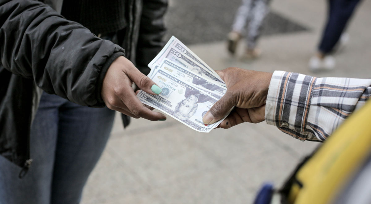 The dollar begins to decline today, Tuesday, April 9, and stands at S/3.6875