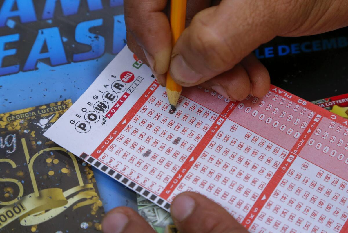 Hombre gana lotería Poweball y recibe premio mayor de US$1.300 millones en Estados Unidos