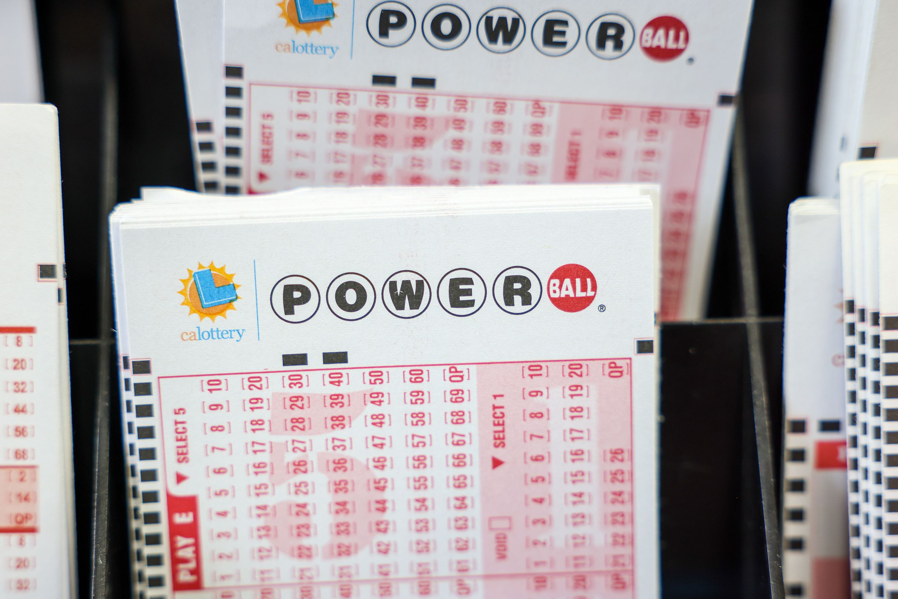 Hombre gana lotería Poweball y recibe premio mayor de US$1.300 millones en Estados Unidos