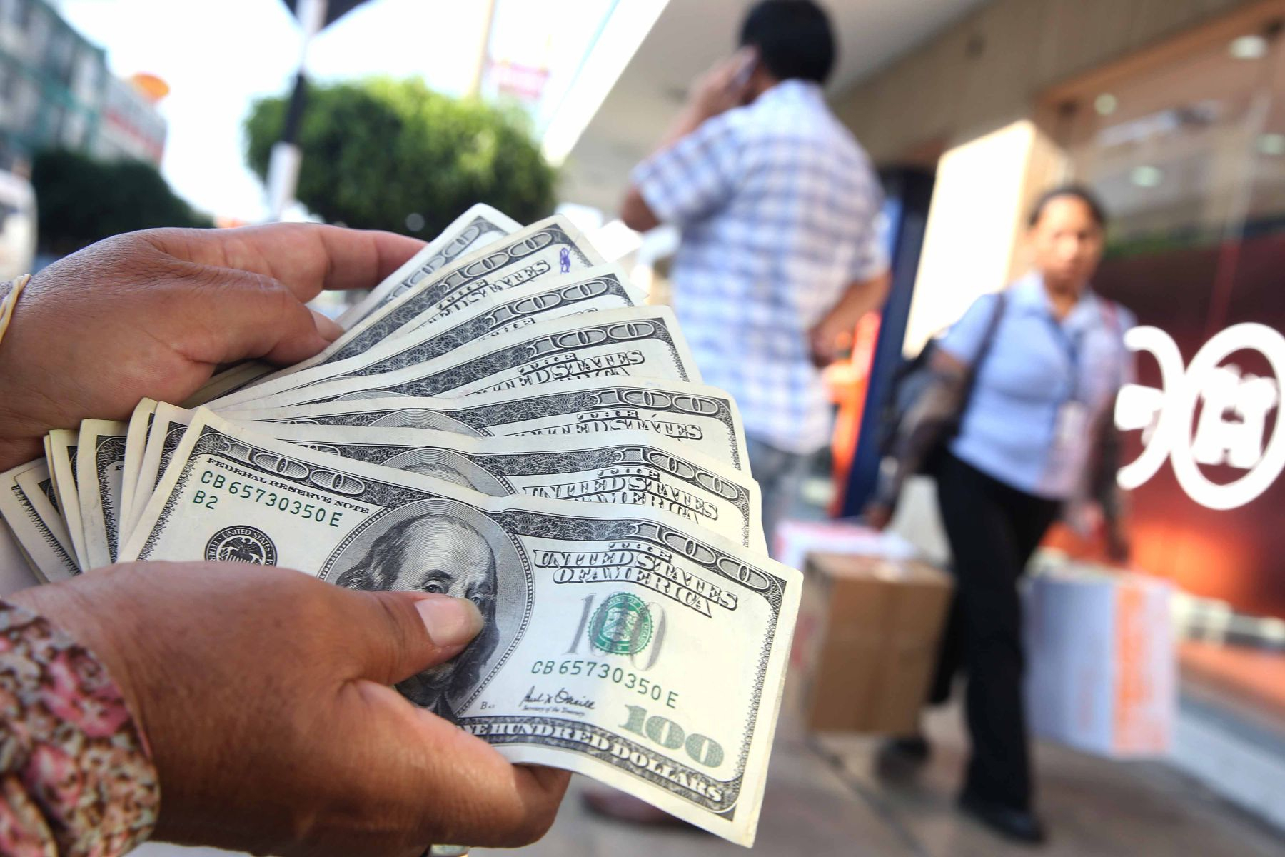 Dollar starts lower with S/3.6888, this Tuesday, April 23