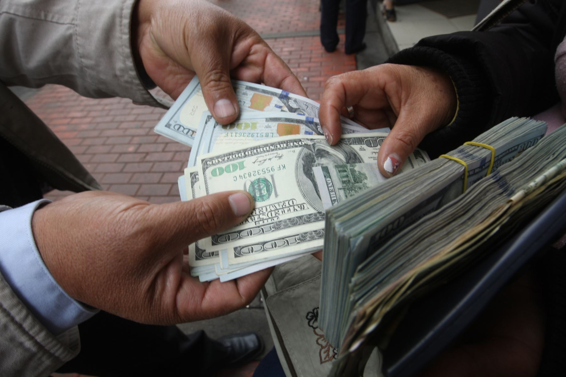 Dollar starts rising with S/3.7593 this Friday, April 26