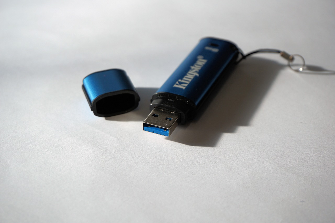 ¿Qué pasa si conectas una memoria USB al cargador del celular y lo enchufas a la corriente?