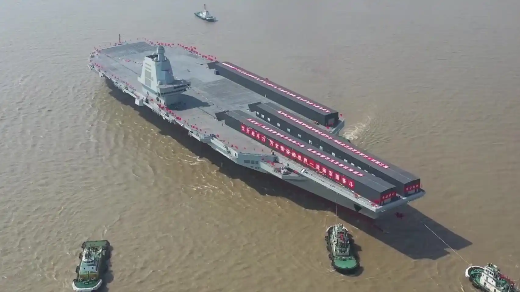 Este es el Fujian, el portaviones más grande y moderno de China que amenaza a Estados Unidos
