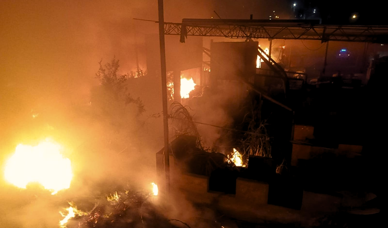 
                                 Ate: reportan incendio de grandes proporciones en fábrica papelera 
                            