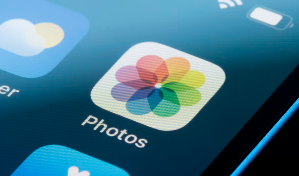 
                                 Apple soluciona error de iOS 17.5 que hacía reaparecer fotos eliminadas hace años 
                            