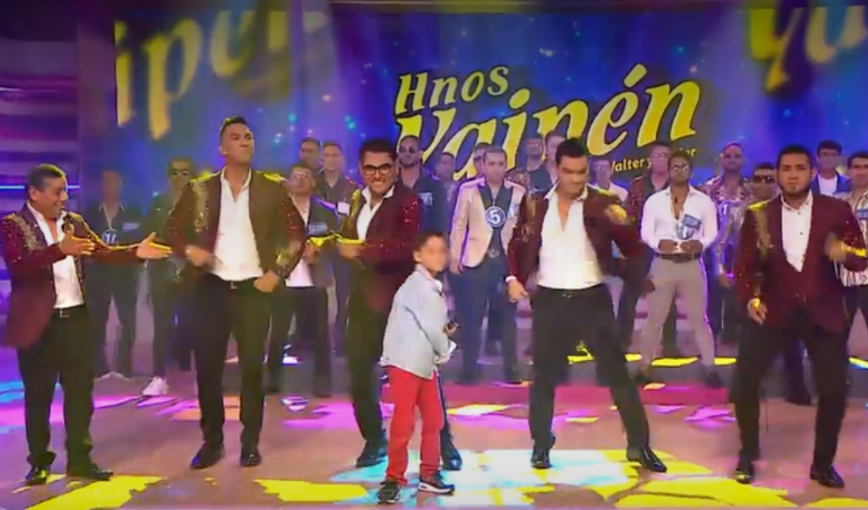 
                                 Hijo de Jonathan Rojas cautivó al cantar en vivo icónica canción junto con Hermanos Yaipén 
                            