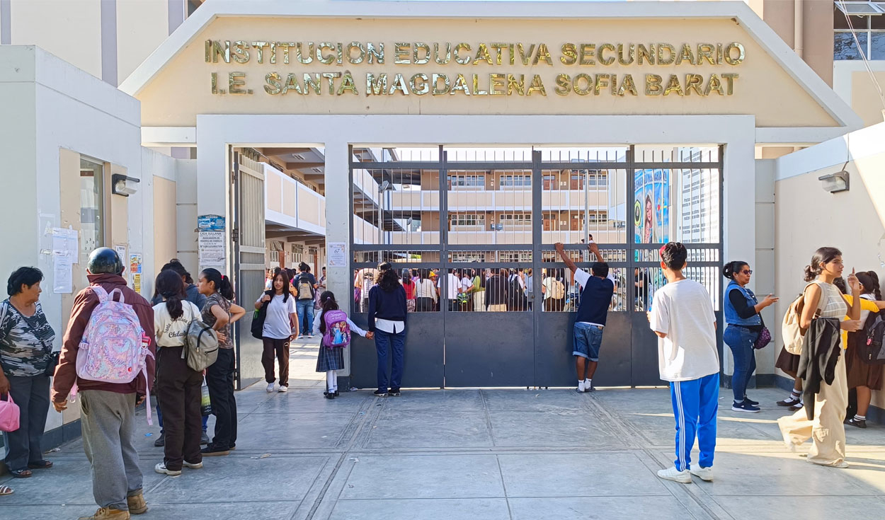 
                                 Chiclayo: evacúan de emergencia a decenas de escolares tras descompensación de estudiantes 
                            