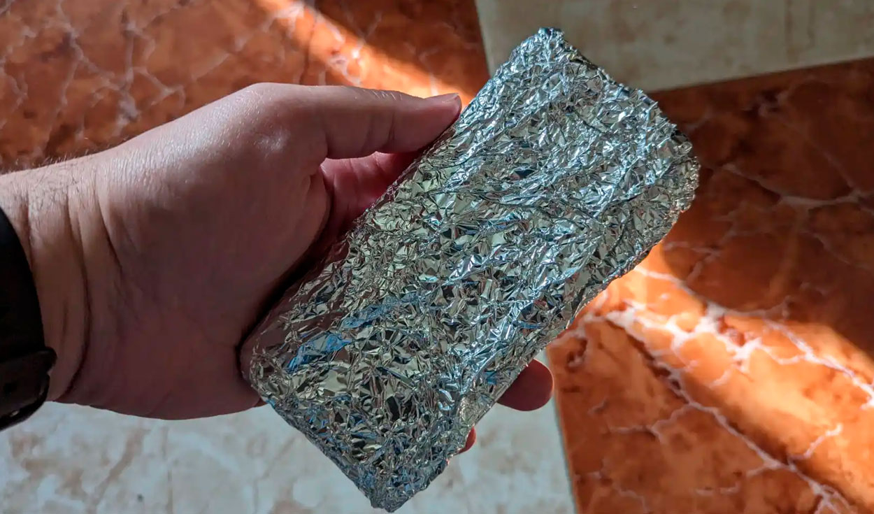 
                                 ¿Qué sucede si envuelves tu teléfono con papel aluminio? Hacen experimento y resultado sorprende 
                            