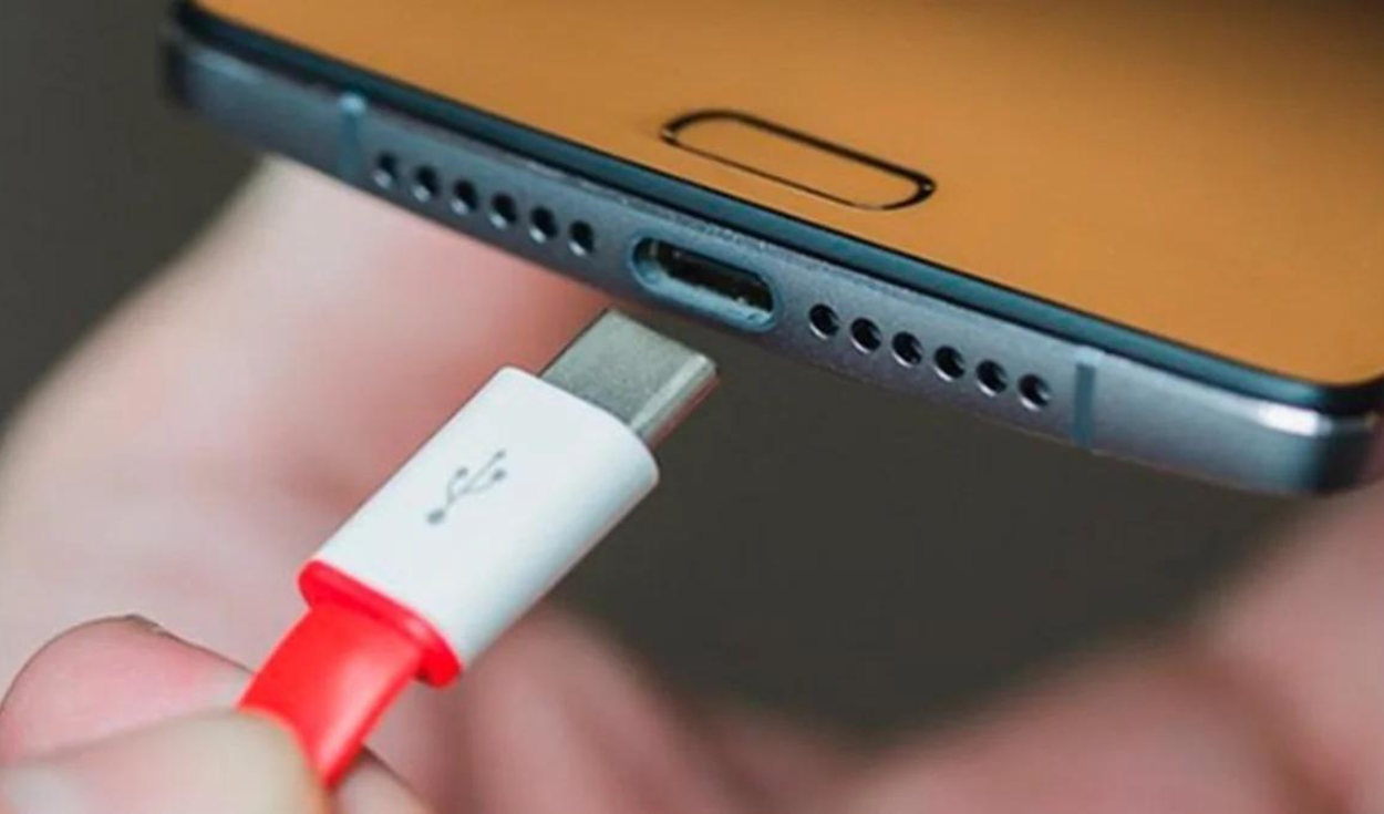 
                                 ¿Por qué el puerto USB no transfiere datos y solo carga tu smartphone? 
                            