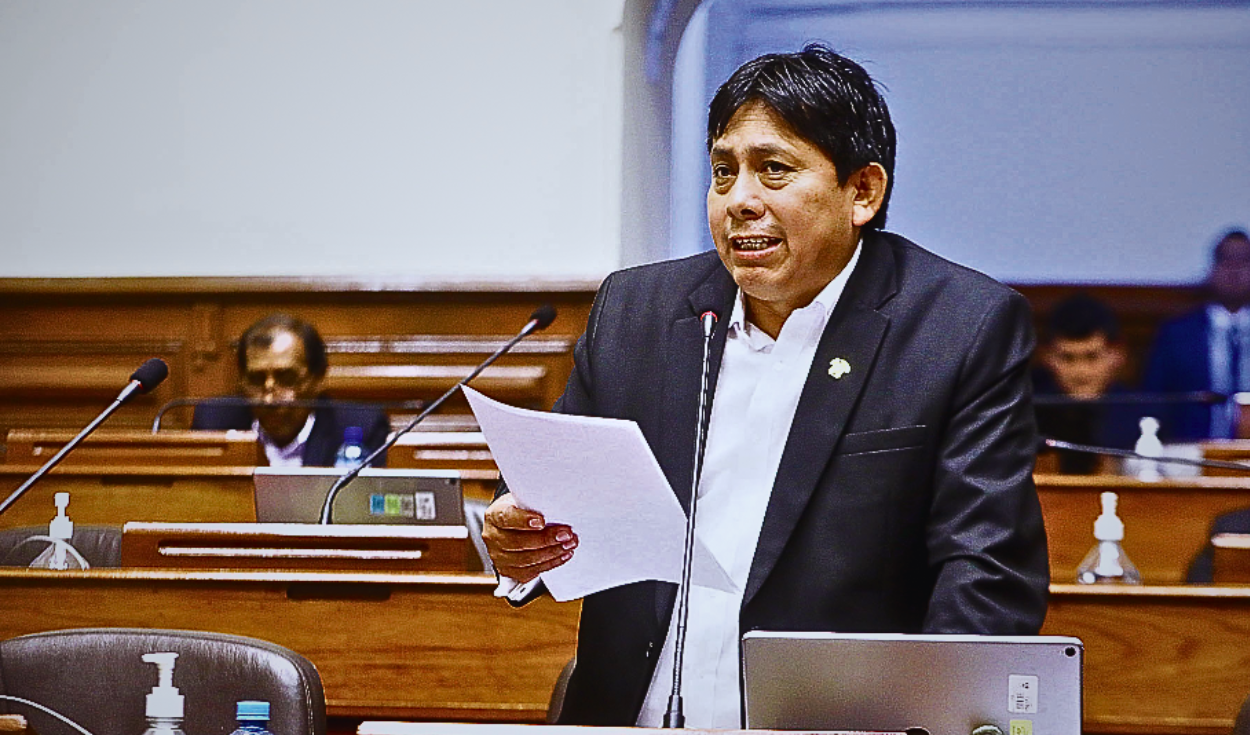 
                                 Congresista Paúl Gutiérrez retira proyecto de ley que elaboró con inteligencia artificial 
                            