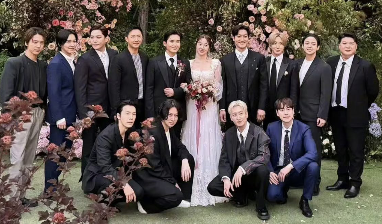 
                                 ¡Unidos por el amor! Miembros de Super Junior celebraron la lujosa boda de Ryeowook y Ari 
                            
