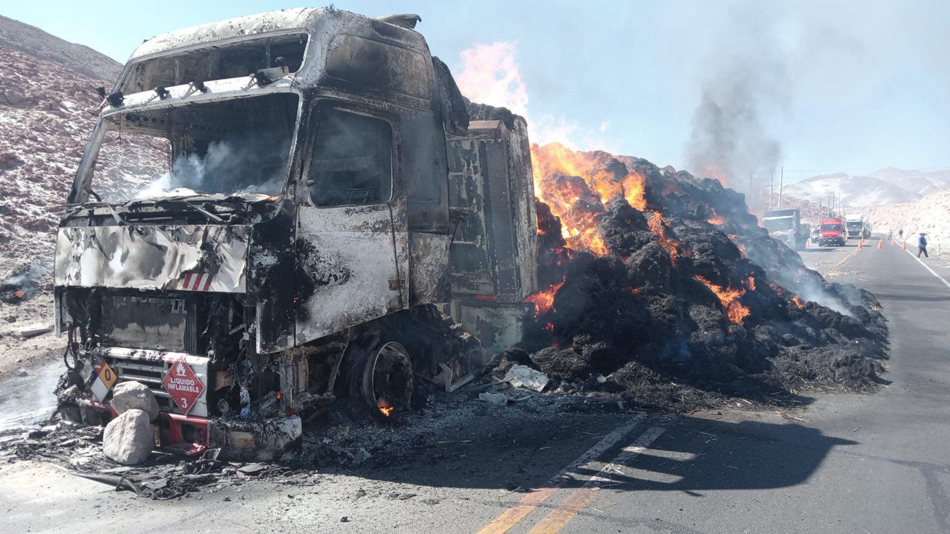 
                                 Arequipa: tráiler se incendia en carretera y conductor se salva de milagro 
                            