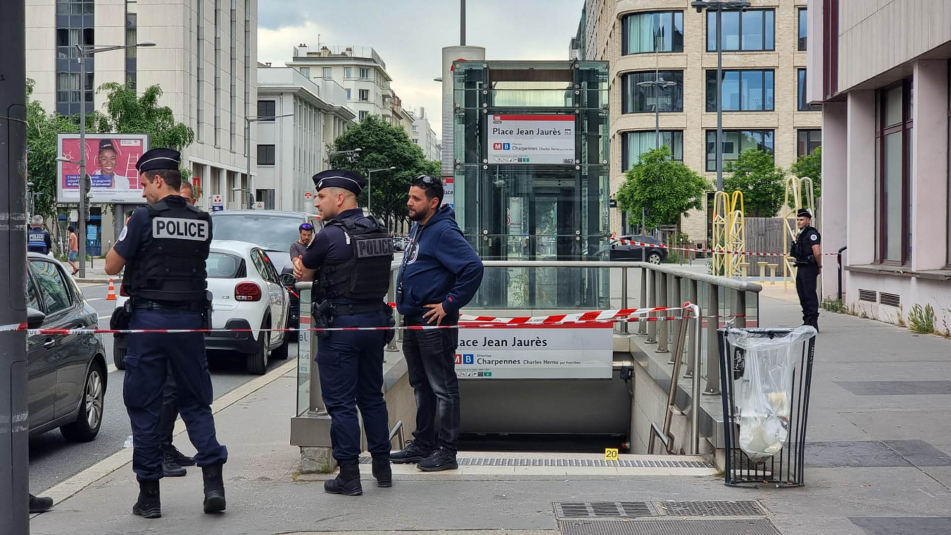 
                                 Hombre atacó a 3 personas con un cuchillo en un metro de Francia, autoridades detienen a un sospechoso 
                            