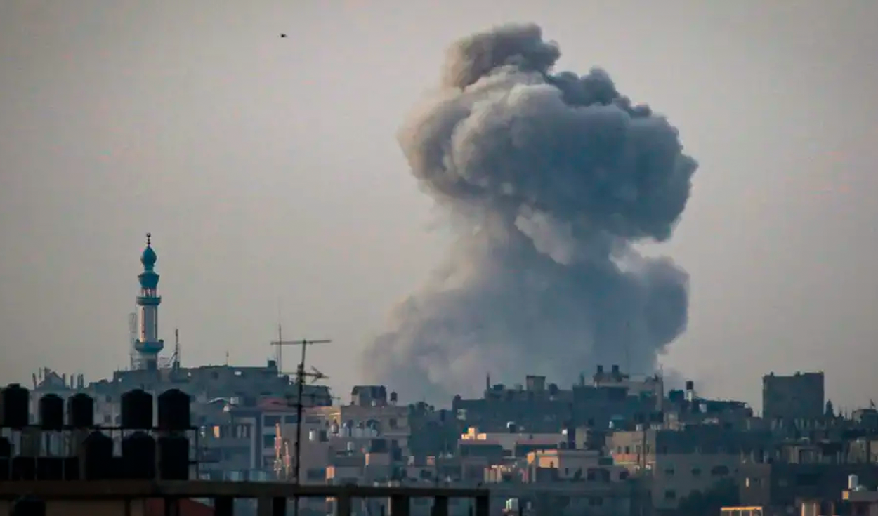 
                                 Israel dejó 50 muertos en un ataque a campamento de desplazados en Rafah 
                            