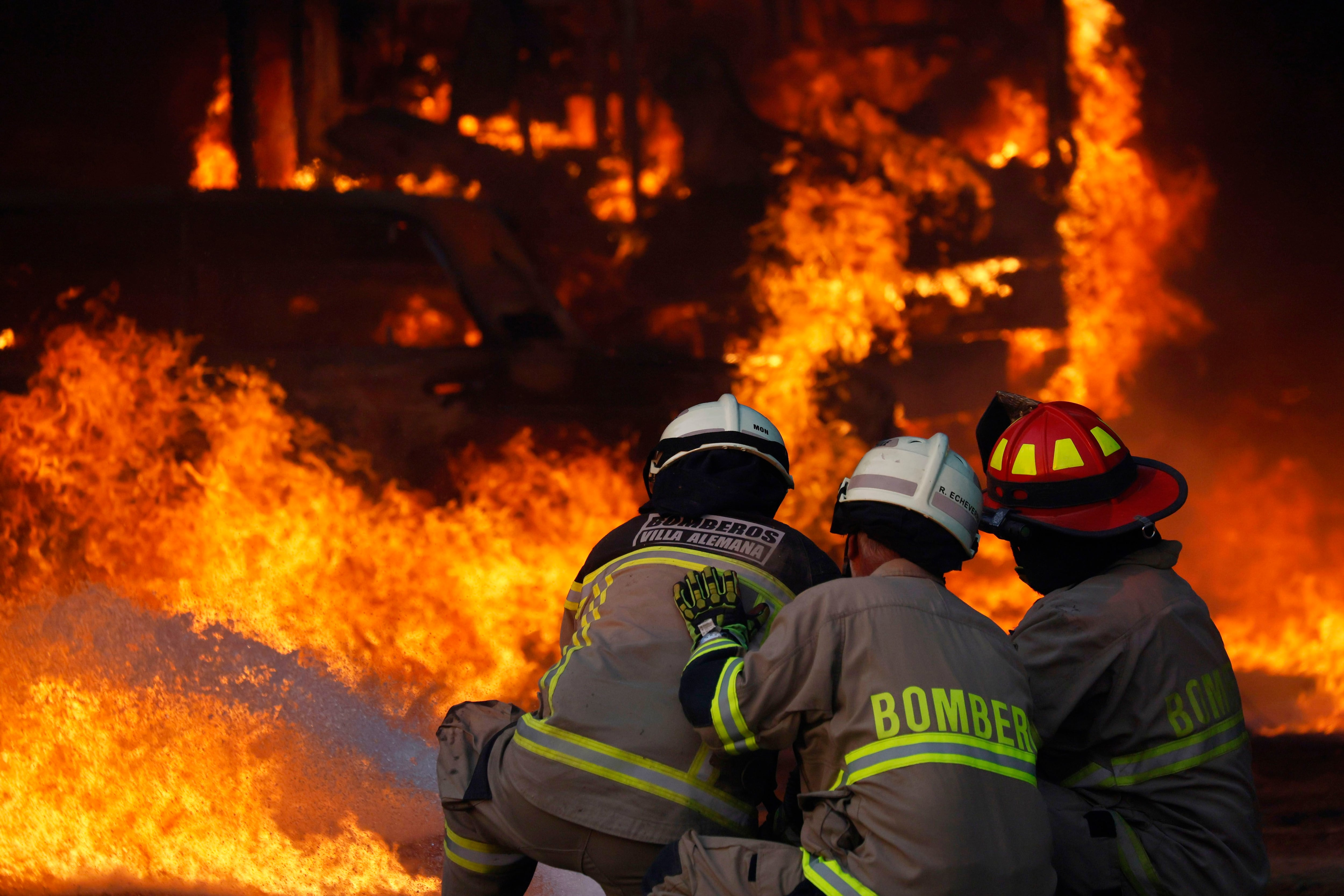 
                                 Dictan prisión preventiva para bombero y exbrigadista por causar incendio que dejó 137 muertos en Valparaíso 
                            
