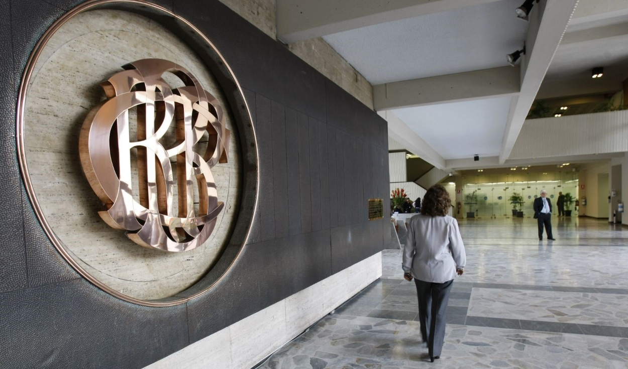Business expectations improve, but little confidence in the economy drags down investments