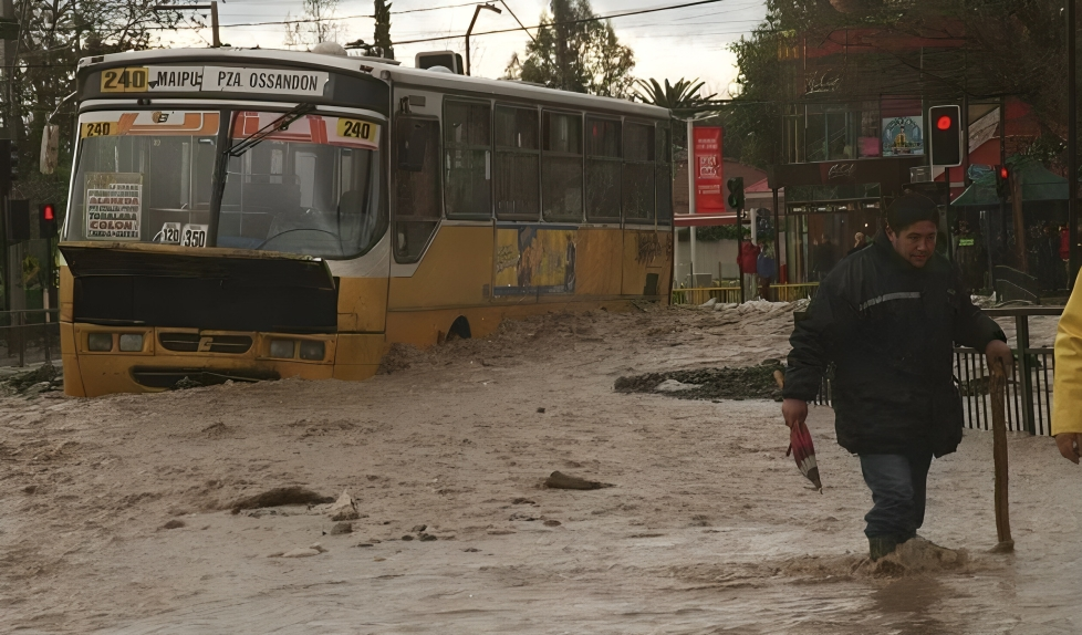 
                                 Lluvias en Santiago de Chile deja un muerto, miles de damnificados y se amplía la zona de la catástrofe hacia el centro del país 
                            