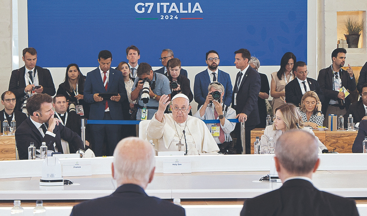 
                                 G7: papa Francisco pide regulación de la IA 
                            