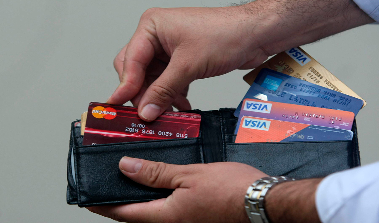 Do you make payments with cards?  Find out if it is legal to charge you an extra 5%, via Indecopi