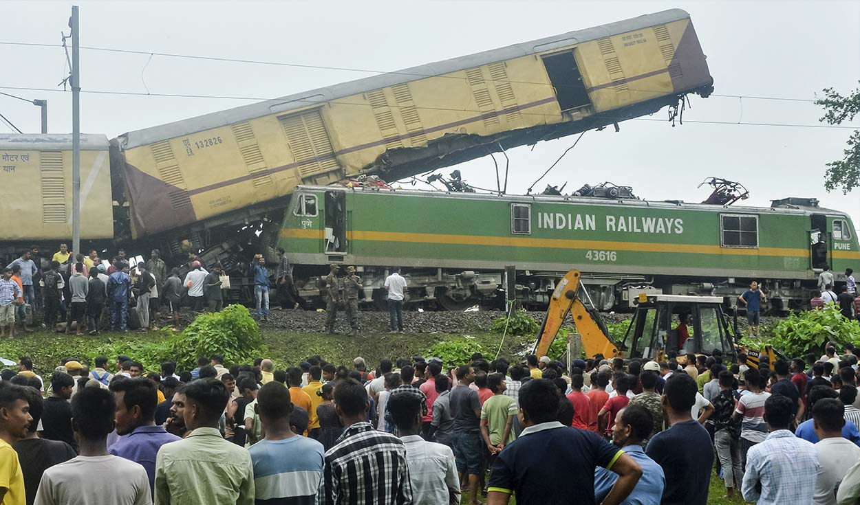 
                                 Tragedia en la India: al menos 8 muertos y más de 50 heridos deja brutal choque entre 2 trenes 
                            