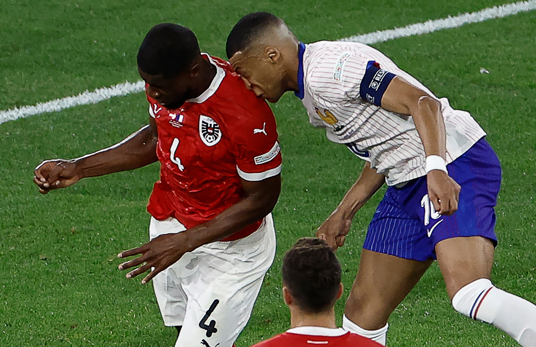 
                                 Kylian Mbappé bromea tras fracturarse la nariz: 